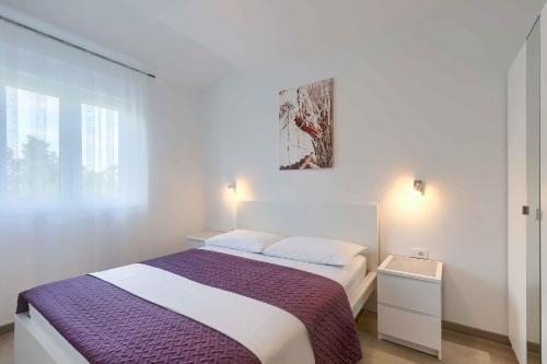 1 dormitorio con 1 cama grande en una habitación blanca en Apartment in Premantura/Istrien 33043, en Premantura