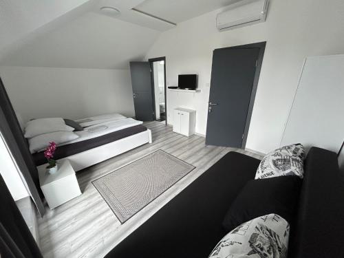 Postel nebo postele na pokoji v ubytování Laura Apartmanház