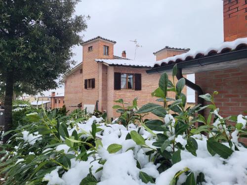サン・クイーリコ・ドルチャにあるPalazzetto del Pittoreの庭前雪家