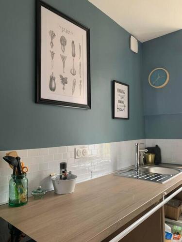 une cuisine avec un comptoir en bois et un évier dans l'établissement Fontaine:Cosy*wifi*gare*pratique, à Bellegarde-sur-Valserine