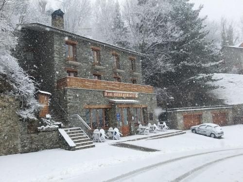 Hostal Les Roquetes зимой