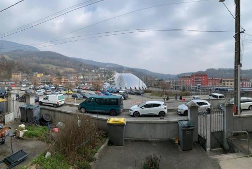 grupa samochodów zaparkowanych na parkingu w obiekcie Fontaine:Cosy*wifi*gare*pratique w mieście Bellegarde-sur-Valserine