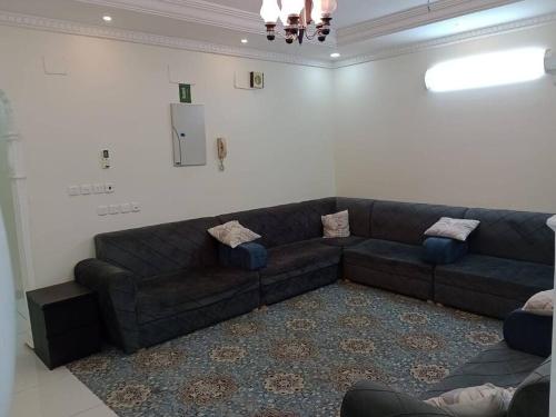 una sala de estar con un sofá marrón en una habitación en 3 Bedroom Apartment en Makkah