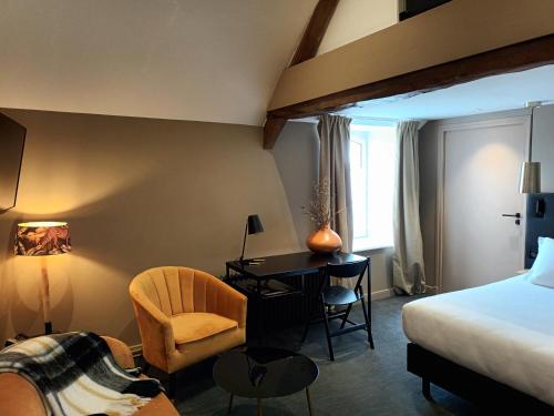 Ένα ή περισσότερα κρεβάτια σε δωμάτιο στο Hôtel Loysel le Gaucher