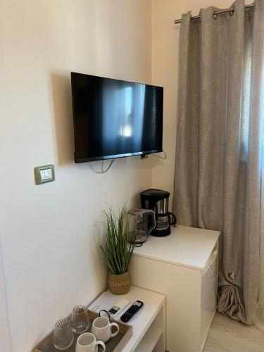Μια τηλεόραση ή/και κέντρο ψυχαγωγίας στο Apartments and Rooms Lorena 236