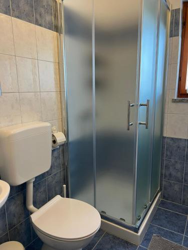 Ένα μπάνιο στο Apartments and Rooms Lorena 236