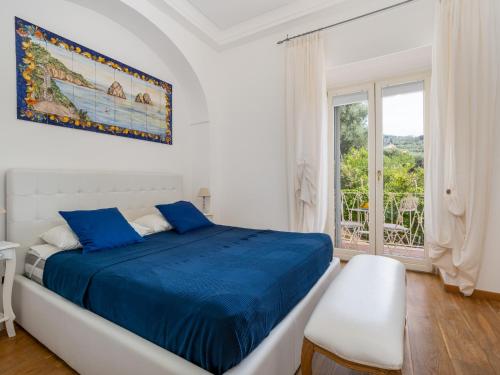 Habitación blanca con cama y ventana en Villa Faraglioni 3 Bedrooms with Seaview en Sorrento