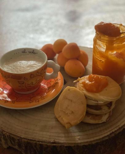 een bord met eten, een kop koffie en eieren bij Il Casale di Punta Prosciutto in Punta Prosciutto