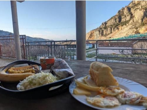 een bord met eten op een tafel met een dienblad met eten bij Vila Natalija in Podgorica