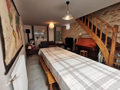 une chambre avec un grand lit et un escalier dans l'établissement Villa Jeanne Marie, à Saint-Pair-sur-Mer