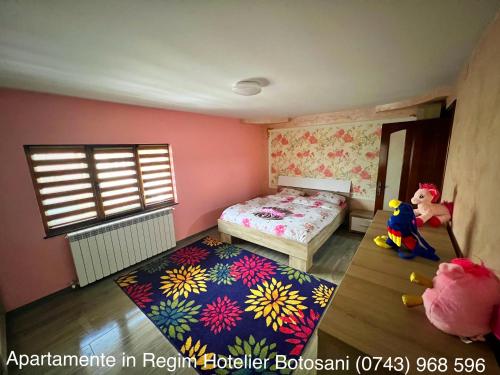 - une petite chambre avec un lit et un tapis dans l'établissement Apartament Ultra Modern 2 camere mari +1 camera mai mica, à Botoşani