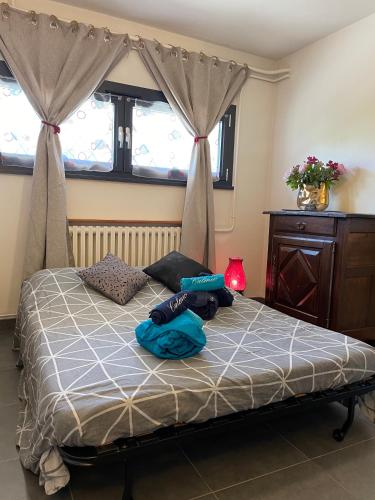 Cette chambre comprend un lit avec des rideaux et une commode. dans l'établissement Chambre avec Spa et Sauna privatisés, à Bourg-en-Bresse