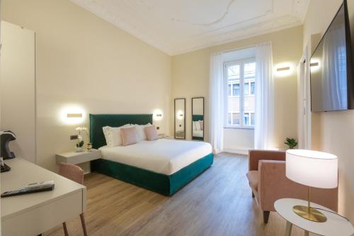 ein Schlafzimmer mit einem Bett und ein Wohnzimmer in der Unterkunft Elegantia Luxury Rooms in Rom