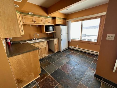 een keuken met een wastafel en een koelkast bij Deepwater Lodge Chicaugon Lake! 
