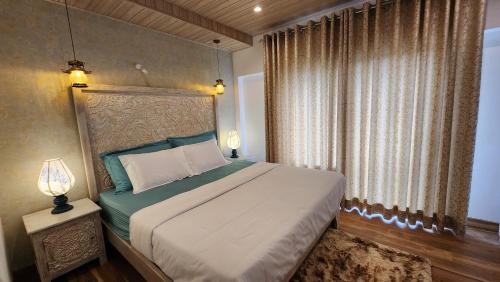 En eller flere senge i et værelse på Knightsbridge Grand Apartment