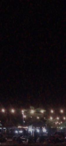 widok na miasto w nocy z oświetleniem w obiekcie Chairul ridho w mieście Pulauberayan Dadap