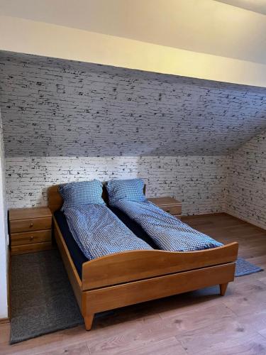 Cama en habitación con pared de ladrillo en FeWo Teusch Top 6 en Arnoldstein