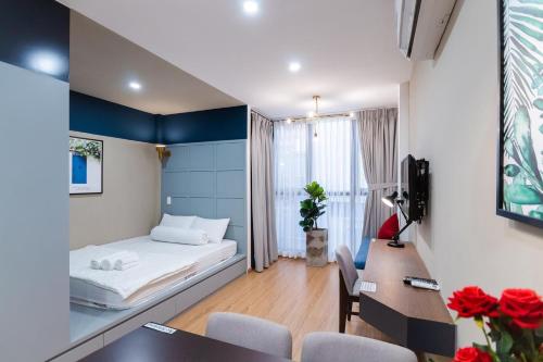 Pokój hotelowy z łóżkiem i biurkiem w obiekcie The Peony Apartment w Ho Chi Minh