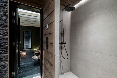 a shower in a bathroom with a door open at Villa Laponia in Äkäslompolo