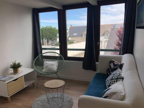 ein Wohnzimmer mit einem Sofa und einem Fenster in der Unterkunft Studio Cosy et lumineux La Turballe Hyper Centre in La Turballe