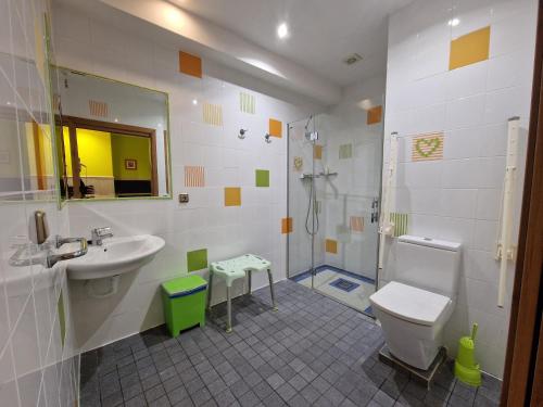 A bathroom at Pension Izar Bat Guesthouse