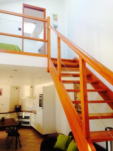 un escalier dans un salon avec une cuisine dans l'établissement Gite de la Renaissance, Binic , Bretagne, à Binic