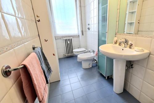 a bathroom with a sink and a toilet at Milano San Siro Stadio appartamento in Milan