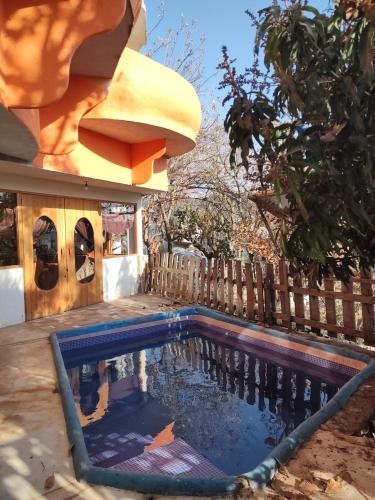uma piscina num quintal com uma cerca de madeira em El Encinal de las Flores em Valle de Bravo