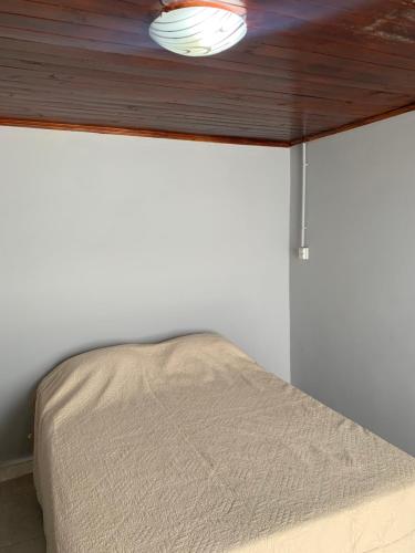a bed in a room with a ceiling at Departamento amoblado 1 Dtorio in Corrientes