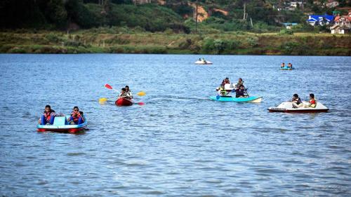 a group of people in kayaks on a lake at Knightsbridge Grand Apartment in Nuwara Eliya