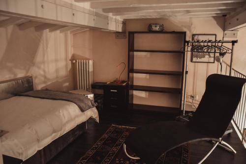 1 dormitorio con cama, escritorio y silla en Appartamento a Villa Rosa en Compiobbi