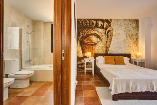 1 dormitorio con cama, bañera y aseo en Can Agua IBIZA - Fantastic Villa with pool & BBQ, en Sant Josep de sa Talaia