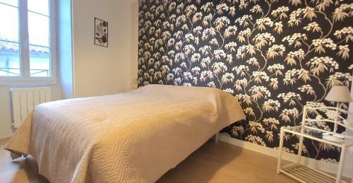 Postel nebo postele na pokoji v ubytování LaConciergerieJonzac, maison de ville La Sympathique