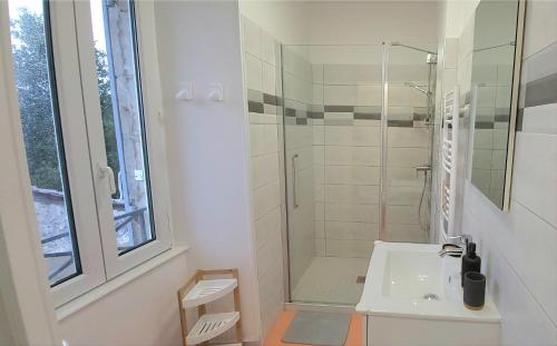 Kúpeľňa v ubytovaní LaConciergerieJonzac, maison de ville La Sympathique