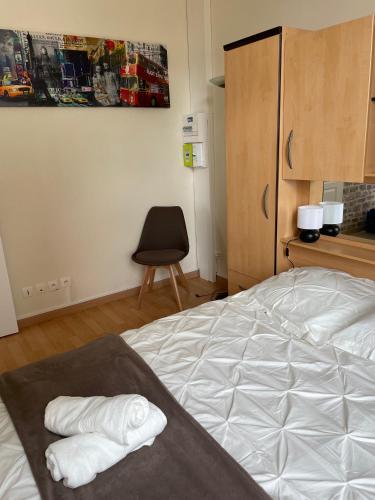 ein Schlafzimmer mit einem Bett mit zwei Handtüchern darauf in der Unterkunft SUPER APPARTEMENT PLAGE BERCK in Berck-sur-Mer