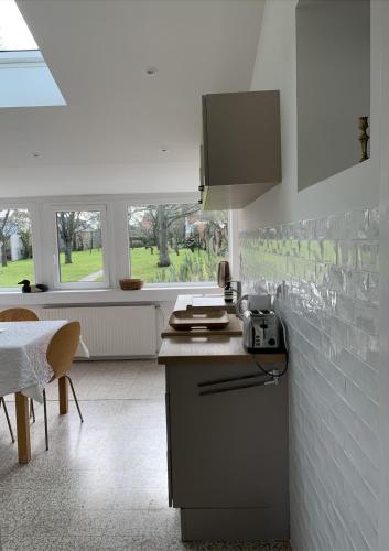 une cuisine avec un évier et un plan de travail dans l'établissement Villa St Pierre, à Saint-Josse