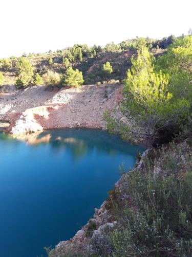 una gran piscina azul de agua en una colina en Residence étoilée AVIGNON SORGUES SPECIAL FESTIVAL, en Sorgues