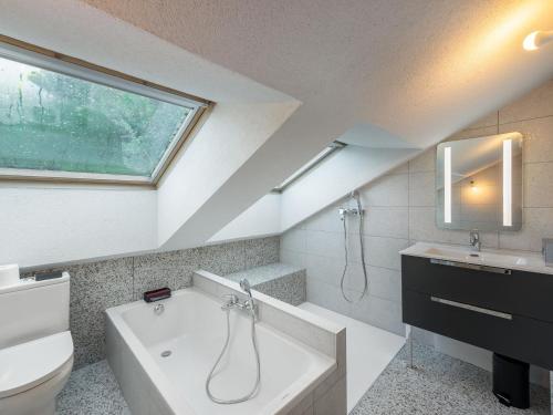 une salle de bain avec une baignoire blanche et un lavabo dans l'établissement Duplex lumineux à Méribel Village : skis aux pieds, piscine et spa inclus - FR-1-566-48, à Les Allues