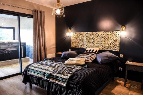 Secret de campagne Spa في Grisolles: غرفة نوم عليها سرير ومخدات
