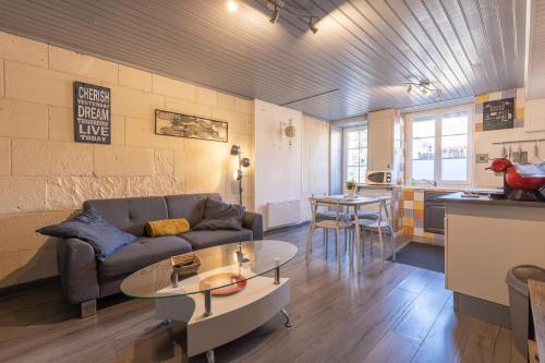 un salon avec un canapé et une table dans l'établissement Cozy Cozy, à Jonzac