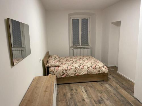 een slaapkamer met een bed en een tafel. bij Casa vacanze Ginevra a Trieste in Trieste