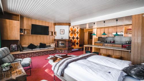 um quarto com uma cama e uma sala de estar com lareira em Hotel Guesthouse Dalnig em Bad Kleinkirchheim