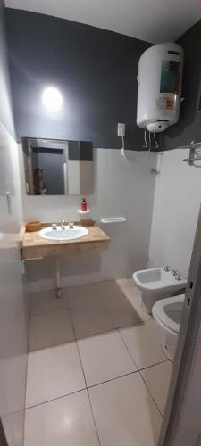 y baño con lavabo y aseo. en Departamento 1 interno - centro - Inst Cardiologico - cochera en Corrientes
