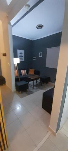 a living room with a couch and a table at Departamento 1 interno - centro - Inst Cardiologico - cochera in Corrientes
