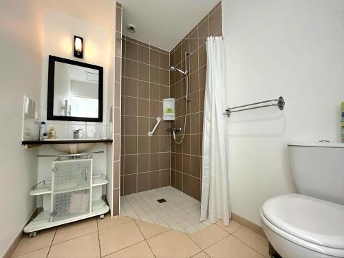 une salle de bain avec une douche, des toilettes et un lavabo dans l'établissement Logement thermale et de tourisme Les Acacias 2, à Jonzac