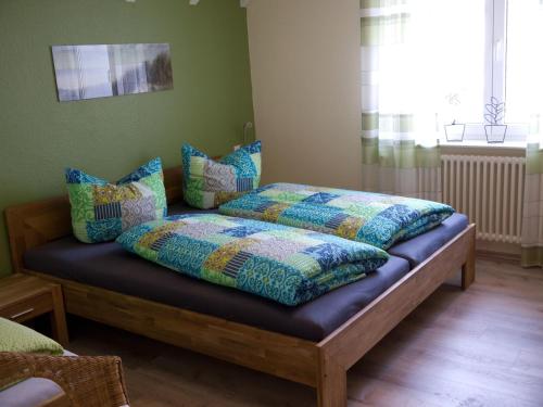 ルストにあるFerienwohnung Bingのベッド(枕付)が備わる客室です。