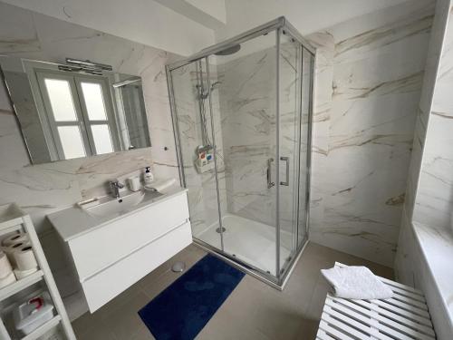 La salle de bains est pourvue d'une douche et d'un lavabo. dans l'établissement Olival 178, à Lisbonne