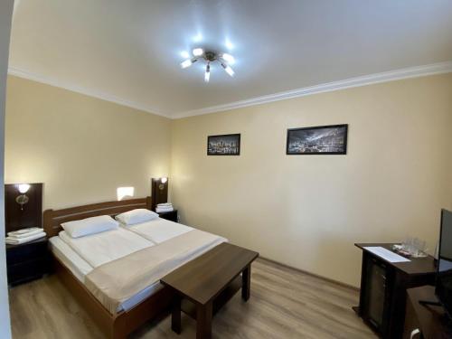 Postel nebo postele na pokoji v ubytování Sting Hotel & Event Palace