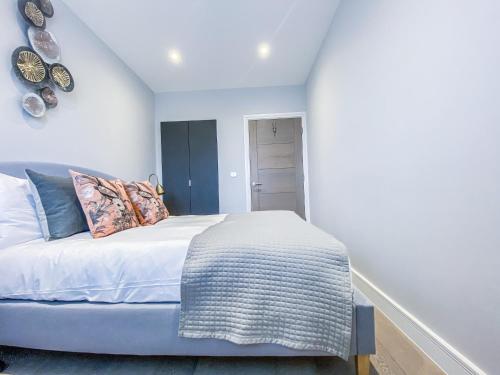 um quarto com uma cama com paredes brancas em Geneva House Apartments by Elegance Living em Peterborough
