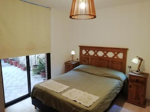 een slaapkamer met een bed en een groot raam bij Balcarce Suits PB in Bell Ville